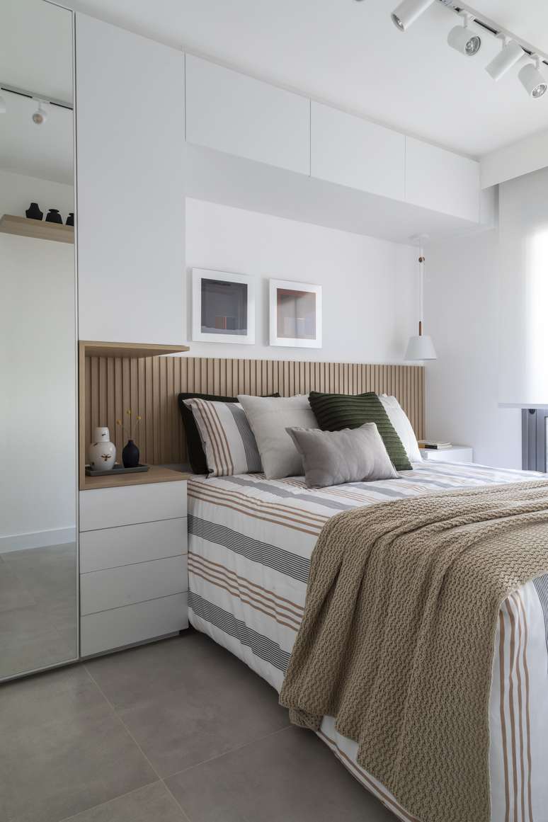 No círculo cromático do décor, a aplicação de tons claros, como nesse dormitório executado pela arquiteta Marina Carvalho, coopera para uma aparência maior e muito mais leve.