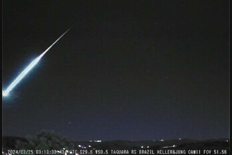 Um meteoro fireball cruzou o céu do Rio Grande do Sul às 00h13 na segunda-feira, 25.