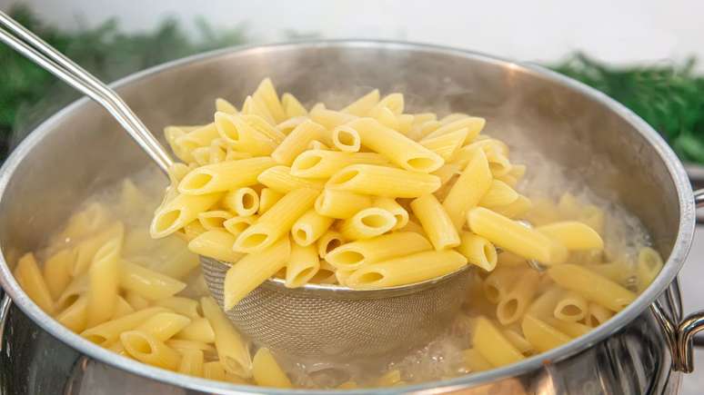 Truques para cozinhar macarrão funcionam mesmo? – Foto: Shutterstock