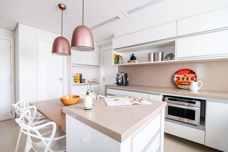 Having a pantry with a dining table inside the kitchen has become a very recurring request from clients served by architect Isabella Nalon. In this apartment, next to the island bench, made with a quartz top, the architect inserted a wooden table that can seat up to five people. Having a pantry with a dining table inside the kitchen has become a very recurring request from clients served by architect Isabella Nalon. In this apartment, next to the island bench, made with a quartz top, the architect inserted a wooden table that can seat up to five people.