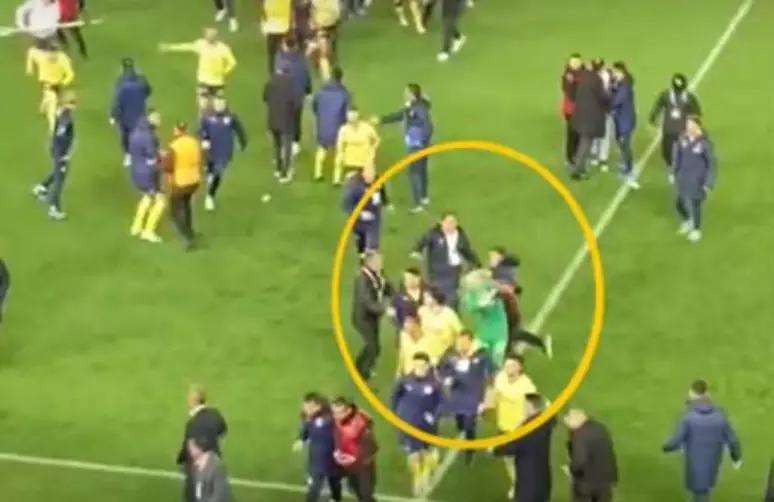 Briga dentro de campo entre torcedores mandantes e membros do Fenerbahçe 