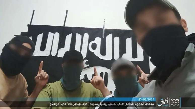 O Estado Islâmico divulgou um vídeo mostrando os quatro supostos atiradores com os rostos borrados