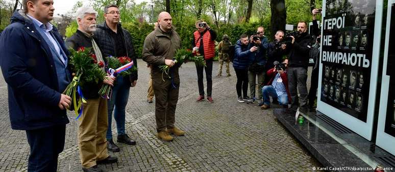 O presidente tcheco Petr Pavel (de cabelos brancos), ao participar de um ato na cidade ucraniana de Dnipro em memória a soldados leais a Kiev