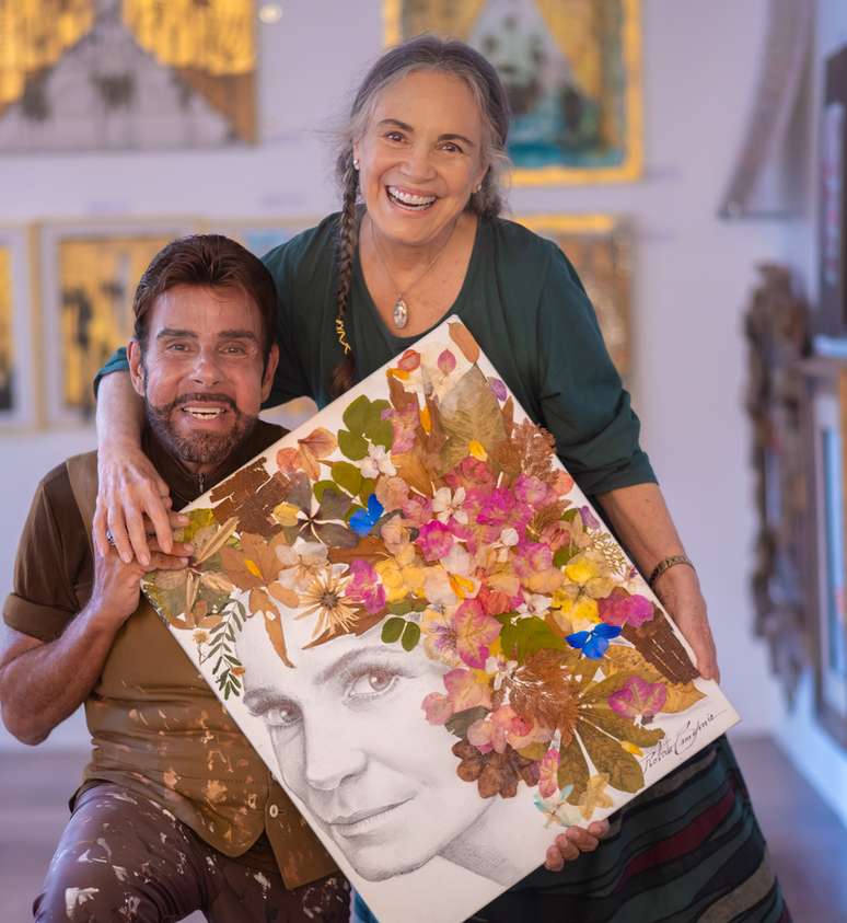Obra a quatro mãos: Regina Duarte e Roberto Camasmie com o retrato produzido pelos dois artistas