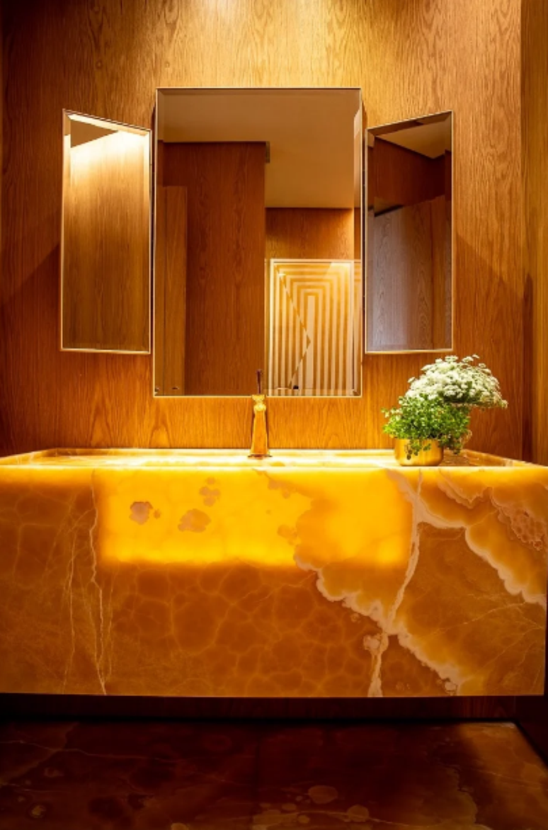 Bancada de ônix iluminada para o banheiro sem janela – Projeto: Maria Brasil Arquitetura e Interiores