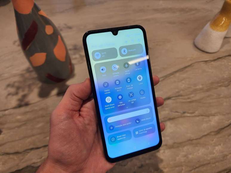 Trazendo painel Super AMOLED de 6,5 polegadas, taxa de atualização de 90 Hz e brilho de 800 nits, a tela do Galaxy M15 é uma das maiores novidades frente à geração anterior (Imagem: Felipe Junqueira/Canaltech)