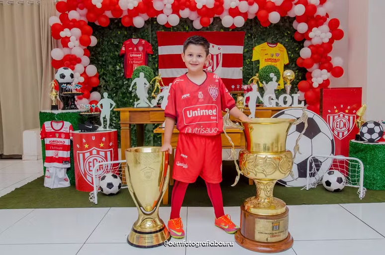 The Noroeste players give the little fan a birthday surprise