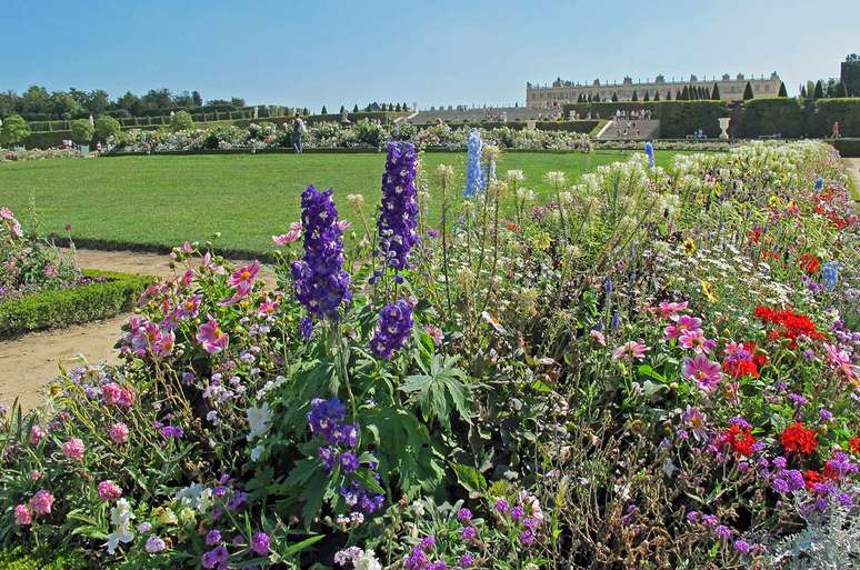 Jardim de flores na primavera no Pal&aacute;cio de Versailles (Versalhes), na Fran&ccedil;a