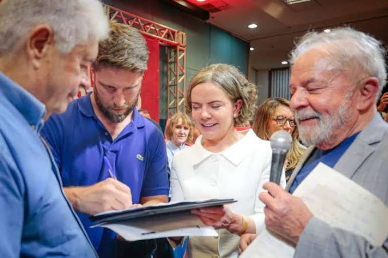 Ao lado de Lula e Gleisi, Requião e seu filho assinaram ficha de filiação ao PT do Paraná em 2022: casamento de conveniência.