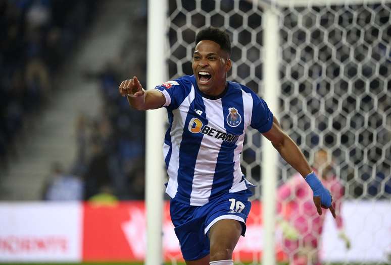 Wendell comemora gol pelo Porto 