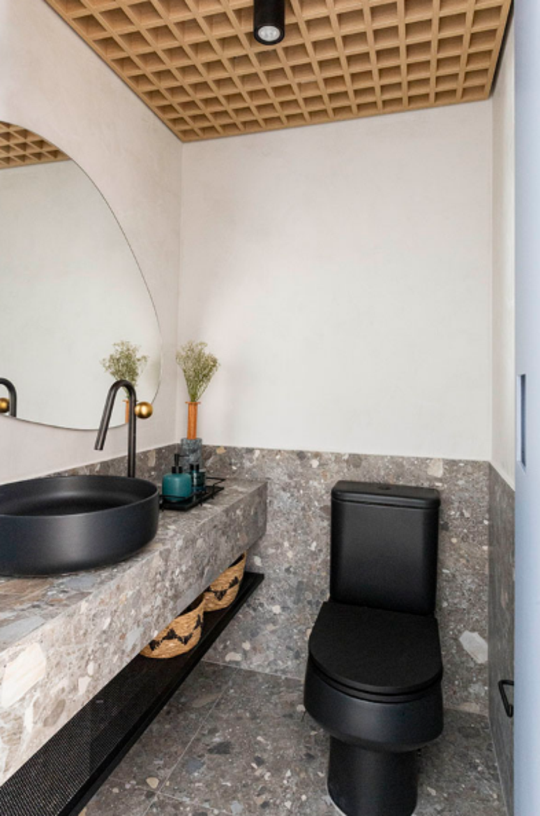 A grade de ventilação é uma solução mais econômica para o banheiro sem janela – Projeto: Mari Milani + Arquitetas | Foto: Erika Urbino