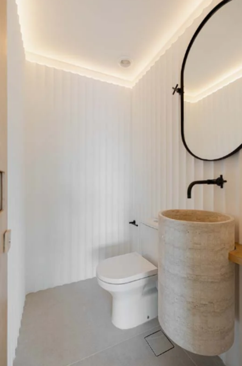 Cores claras ajudam a ampliar o banheiro sem janela – Projeto: Fenda Arquitetura | Foto: João Paulo Prado