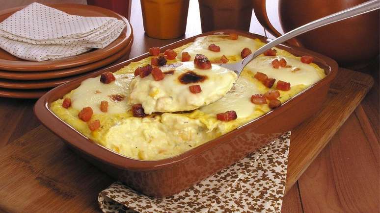 Gratin the creamed corn au gratin in a very simple and quick way