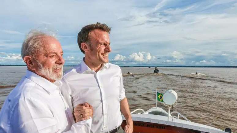 O presidente Lula e o presidente da França, Emmanuel Macron, a caminho da Ilha do Combu, em Belém (PA)