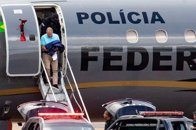 O deputado Chiquinho Brazão (sem partido-RJ) chegando ao aeroporto de Brasília na tarde deste domingo, 24, para ser levado ao presídio federal de Brasília