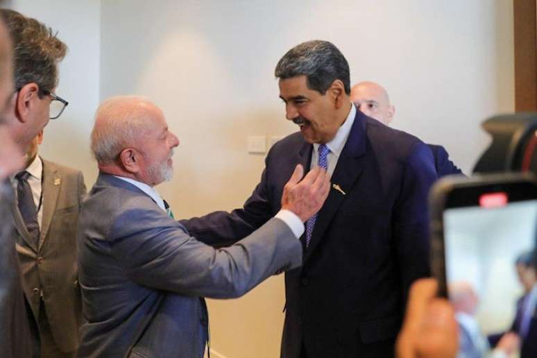 Lula e Maduro durante reunião da Celac no Caribe, em março