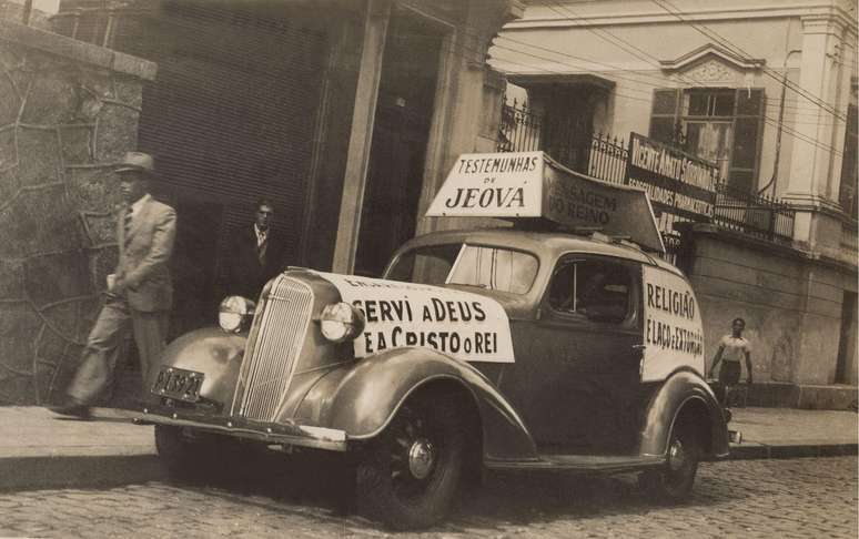 Carro usado em 1936 pelas Testemunhas de Jeov&aacute; na cidade de S&atilde;o Paulo para tocar discursos em lugares com grandes aglomera&ccedil;&otilde;es de pessoas