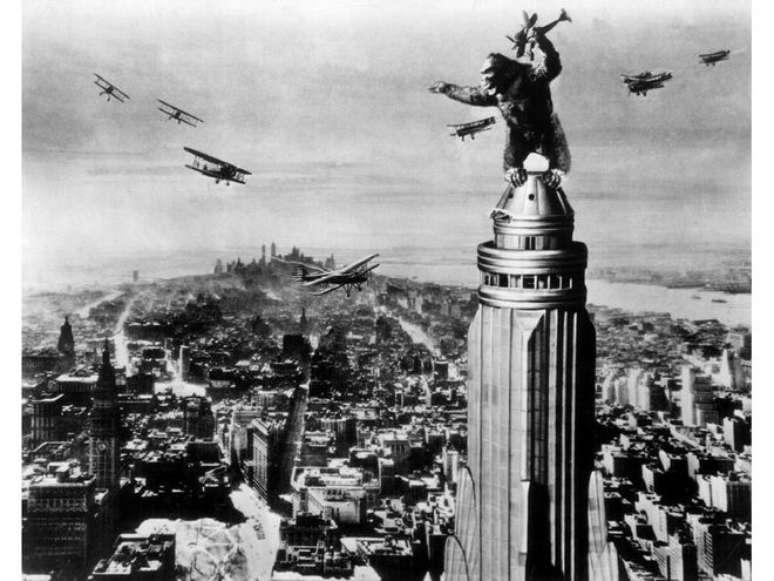 A cena em que King Kong escala até o topo do Empire State é considerada uma das mais clássicas do cinema e um marco nos efeitos visuais (Imagem: Divulgação/Warner Bros.)