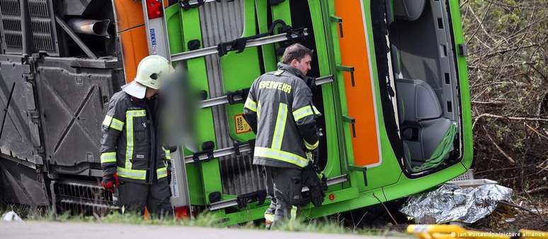 Bombeiros atendem ocorrência na A9 na altura de Leipzig; razão de acidente, que não teria envolvido outros veículos, ainda é desconhecida