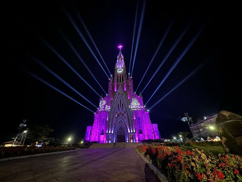 O espetáculo “Via Domini - Os Caminhos do Senhor” ilumina a fachada da Catedral de Pedra
