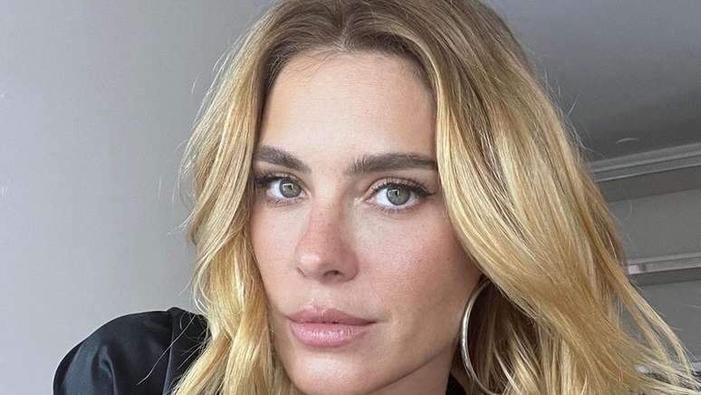 Never gets old!  Carolina Dieckmann impresses the web with her brilliant look