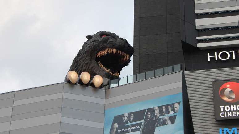 O busto de Godzilla no bairro de Shinjuku, em Tóquio; um hotel, no mesmo edifício, permite alugar um quarto com vista para o monstro (Imagem: Felipe Demartini/Canaltech)