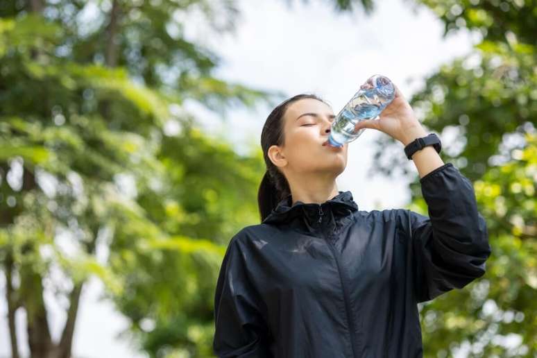 Mesmo que o desejo de tomar água diminua, é importante se manter hidratado 