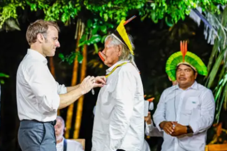 O presidente da França, Emmanuel Macron, condecora o líder indígena Raoni, na Ilha do Combu, em Belém (PA)