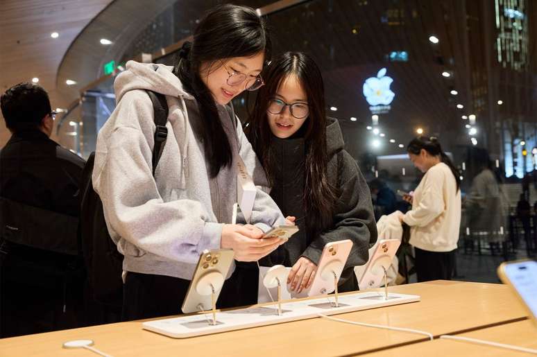 Vendas de iPhone na China caíram 24% nas primeiras seis semanas de 2024 em relação ao ano anterior, segundo pesquisa da Counterpoint (Imagem: Reprodução/Apple)