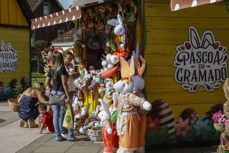 Na Vila de Páscoa, é possível comprar coelhos de pelúcia e outras peças de artesanato