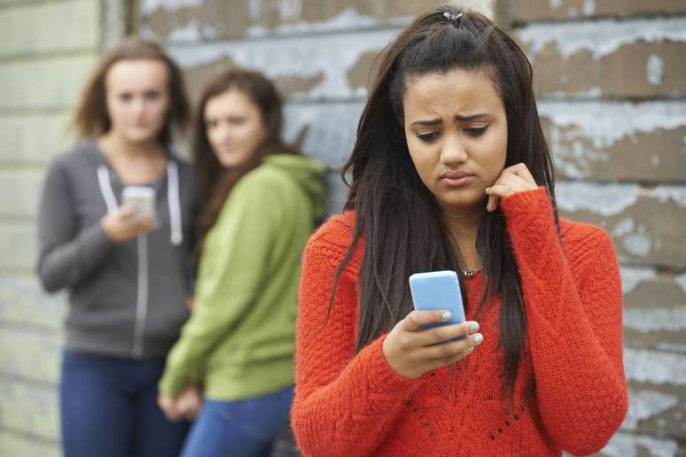 O cyberbullying traz desafios únicos para os adolescentes, estendendo-se além dos portões da escola