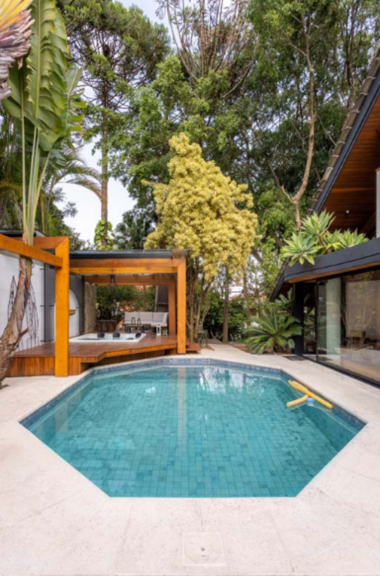 A piscina ideal para sua casa pode ter medidas personalizadas – Projeto: Rafaella Grasnoff – Loft 7 Arquitetura | Foto: Dam Mol