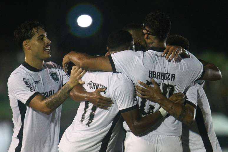 Jogadores do Botafogo comemorando um dos gols contra o Boavista. 