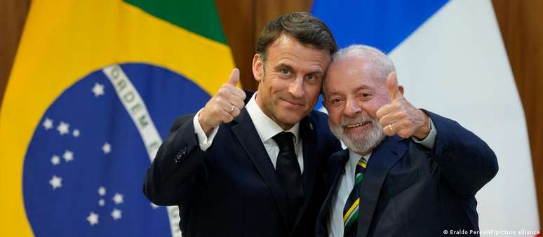 Presidente Emmanuel Macron é recebido por Lula em Brasília