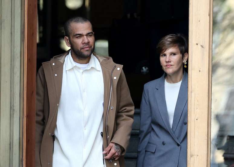 Daniel Alves se apresenta  Justia como condio  liberdade provisria 