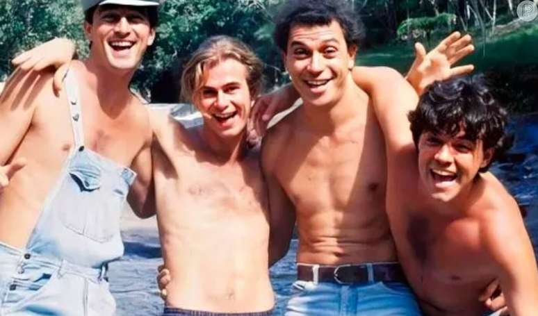 A novela 'Despedida de Solteiro' tem quatro amigos que são presos injustamente: João Marcos (Felipe Camargo), Pedro (Paulo Gorgulho), Pasqual (Eduardo Galvão) e Xampu (João Vitti).