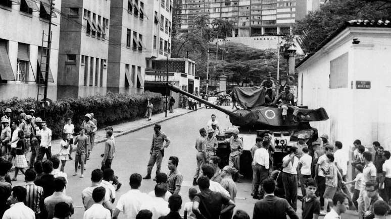 Tanques em frente ao Palácio das Laranjeiras, durante o golpe militar que levou à derrubada do presidente João Goulart