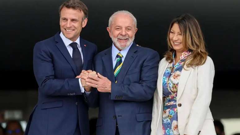 Emmanuel Macron, presidente da França, o presidente do Brasil, Luiz Inácio Lula da Silva e a primeira