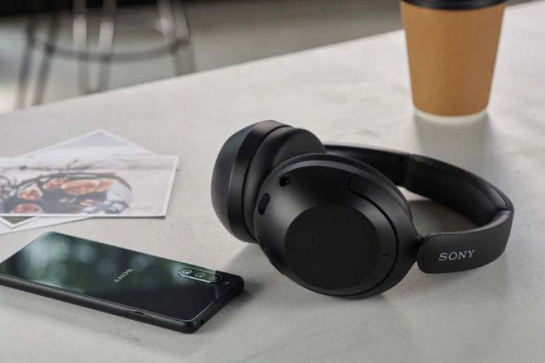 Novo fone de ouvido da Sony deve ficar um degrau abaixo dos topos de linha (Imagem: Divulgação/Sony)