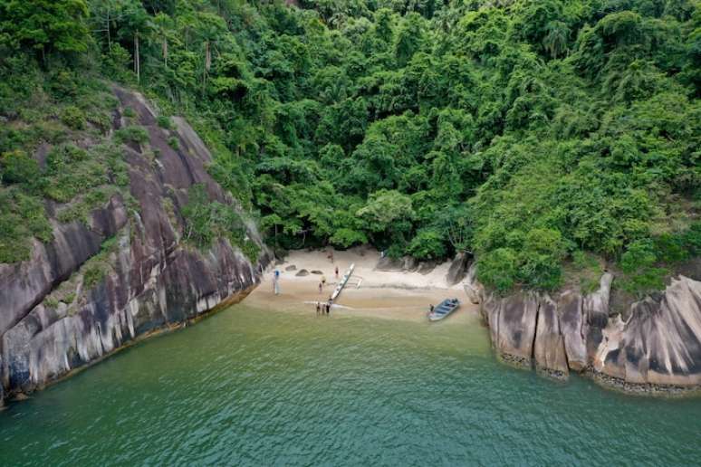 Praia do Sangava é conhecida por ser paradisíaca, mas isolada e deserta. Com mata e rochas ao redor, o local já foi usado pelo crime organizado para esconder drogas.