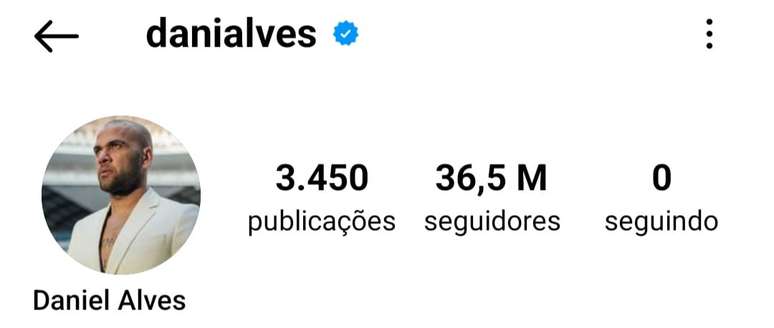 Daniel Alves exclui todas as pessoas que seguia no Instagram