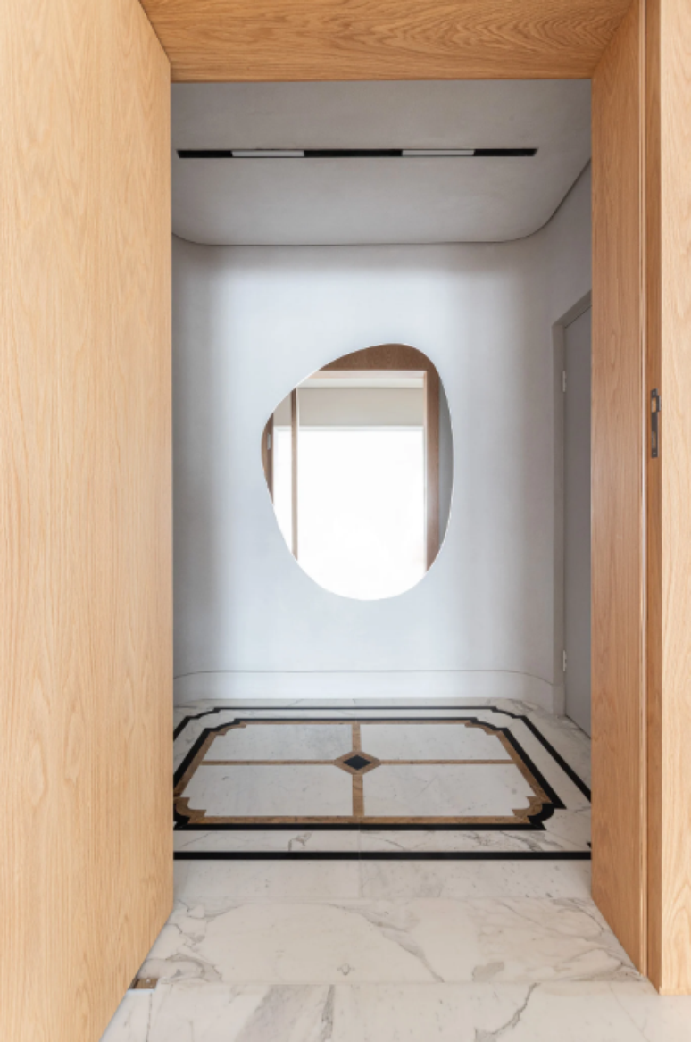 2. Espelhos ampliam ainda mais o hall de entrada – Projeto: Duda Senna Arquitetura | Foto: Gisele Rampazzo