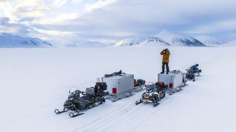 'Cápsulas de dormir' especializadas foram construídas para permitir que a equipe da BBC filmasse os ursos polares 24 horas por dia na Noruega
