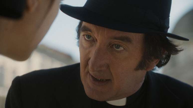 Ralph Ineson interpreta o Padre Brennan no filme (Imagem: Divulgação/20th Century Studios)