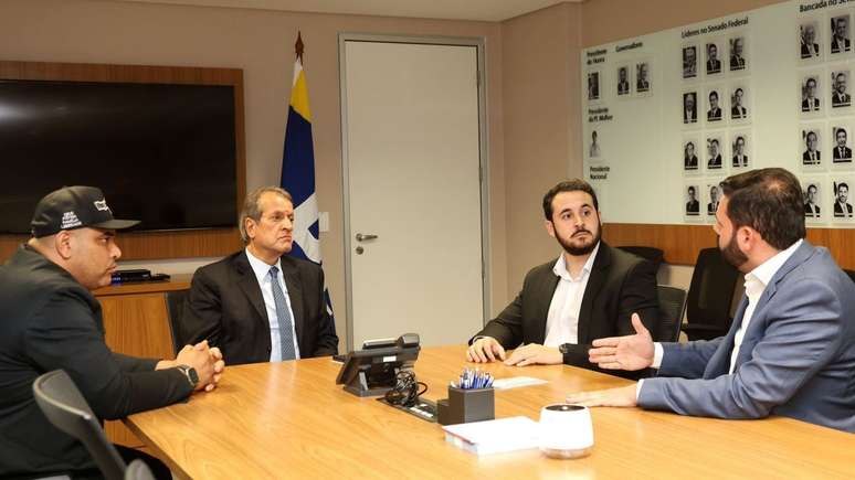 Valdemar Costa Neto (ao centro) recebeu Lucas Sanches (3º à dir) e Fernando Lisboa na sede do PL, em Brasília