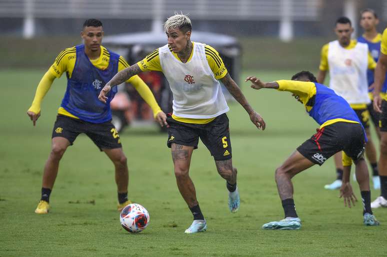 Erick Pulgar carrega bola entre dois durante treinamento pelo Flamengo 