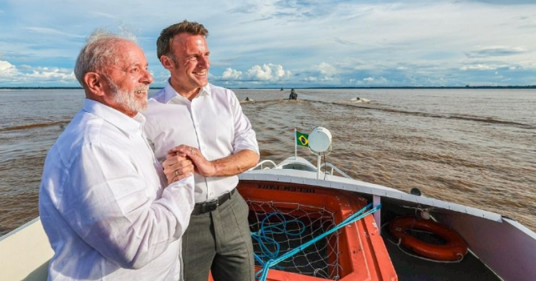 Lula e Macron a caminho da Ilha do Combu, no Pará.