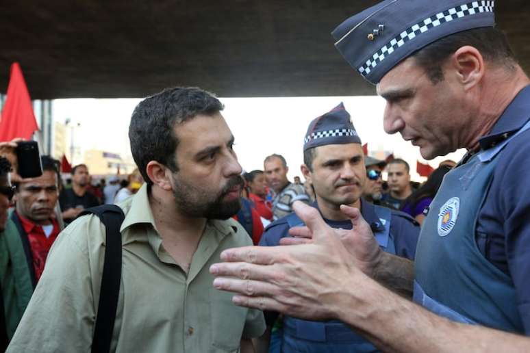 Guilherme Boulos em manifestação do MTST pela manutenção do acampamento Portal do Povo, no bairro do Morumbi em 2014; deputado foi coordenador nacional do movimento, mas hoje não faz mais parte do grupo