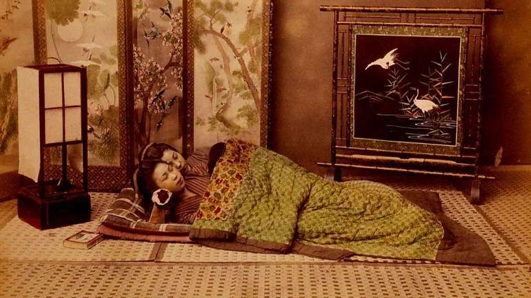 O shikibuton &eacute; uma cama tradicional japonesa popular at&eacute; hoje, ilustrada acima em imagem de 1880