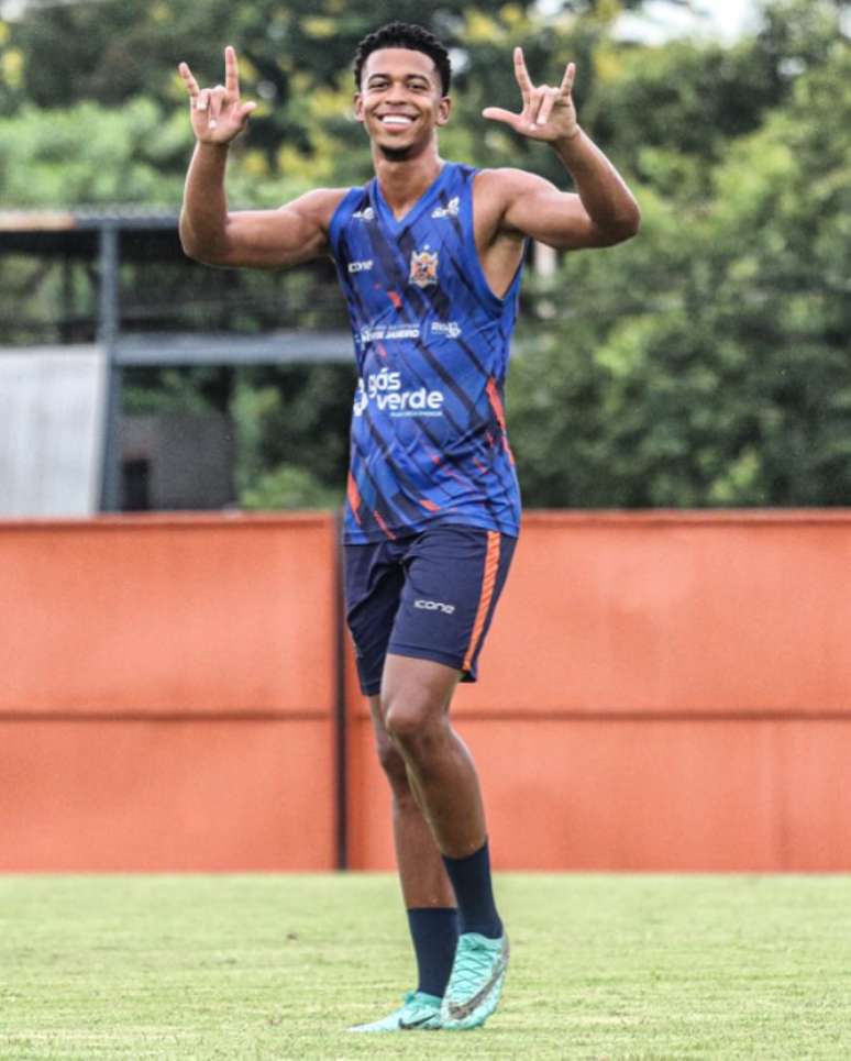 Flamengo acerta contratação de Carlinhos, atacante do Nova Iguaçu